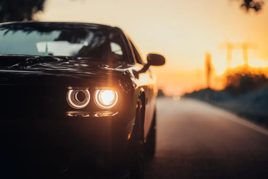 Halbes Auto bei Dämmerung